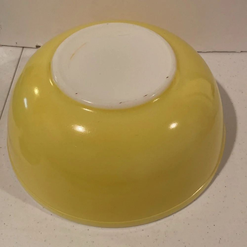 PYREX yellow vintage glass bowl 404 4 quart